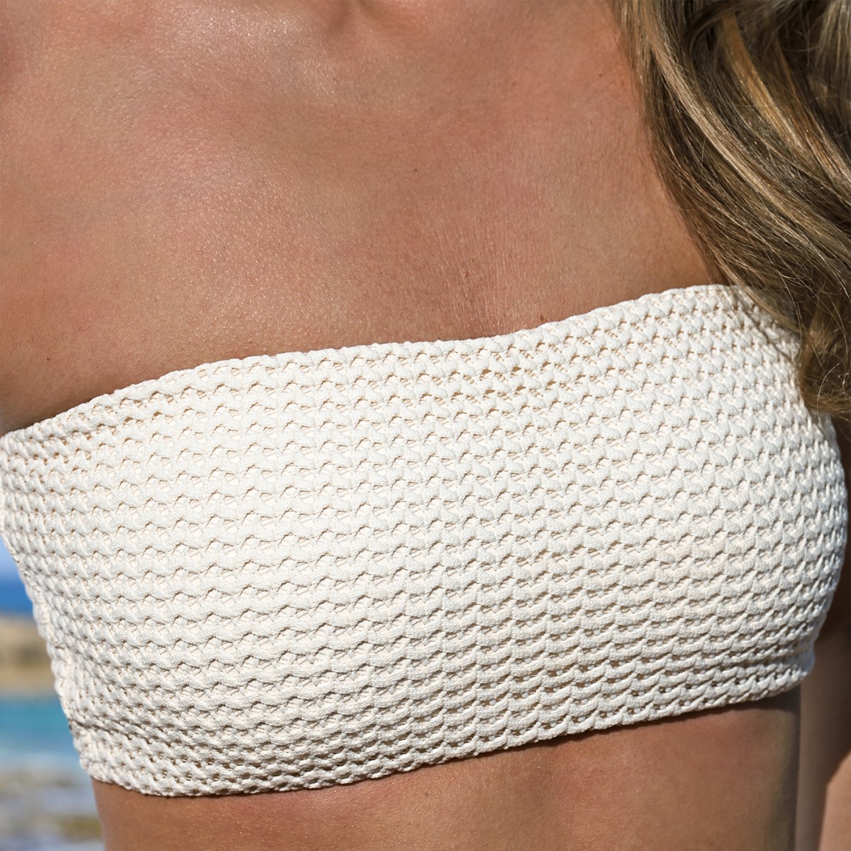 Белый купальник бандо