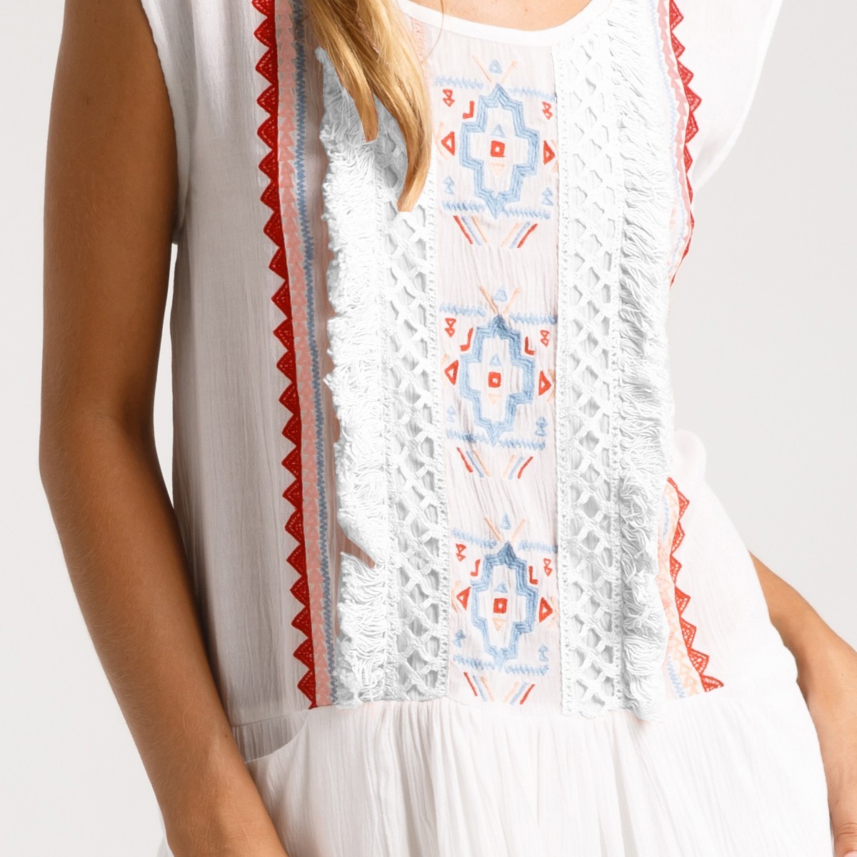 Платье с вышивкой